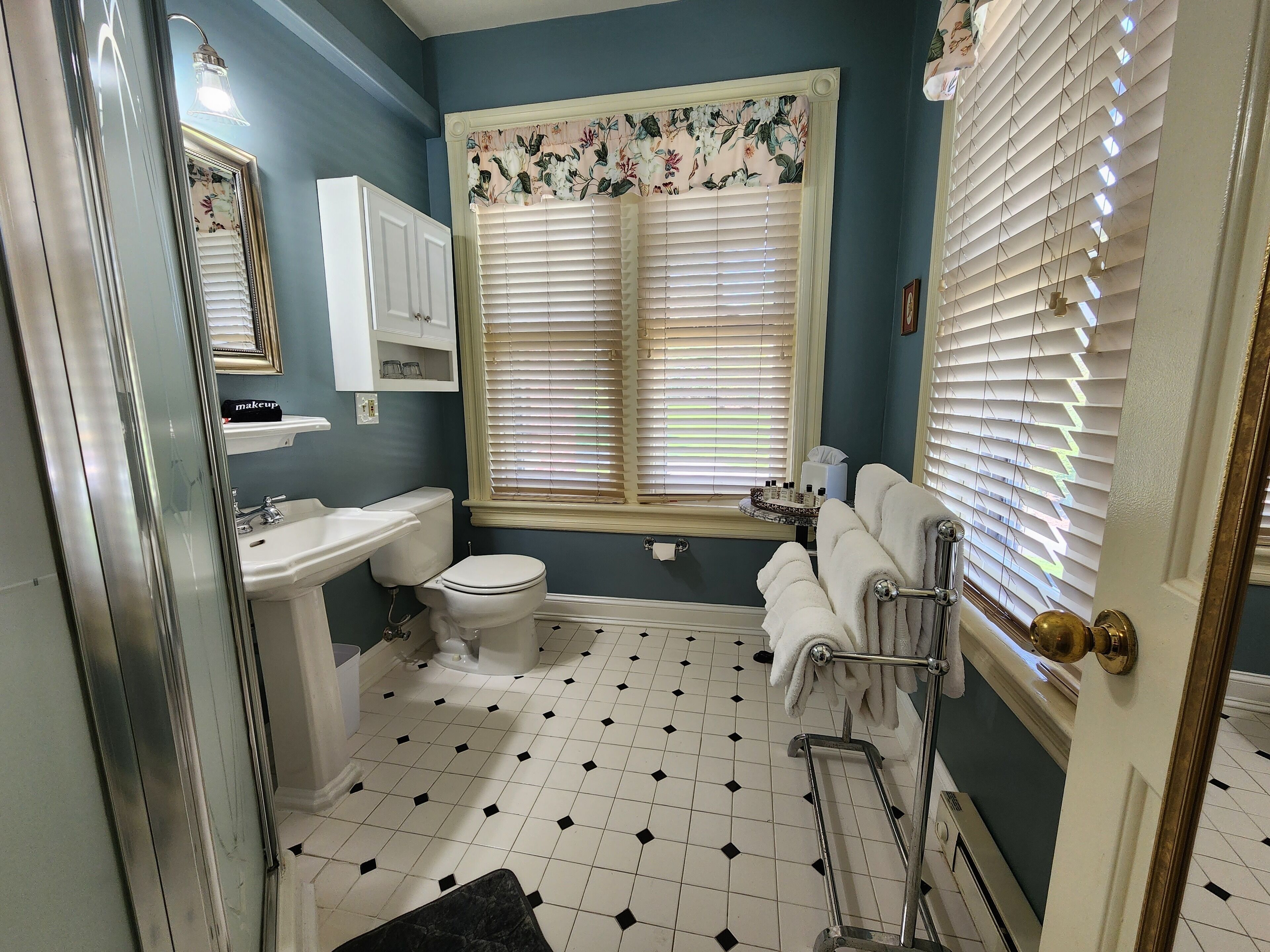 A bathroom with a toilet, sink, and bathtub.