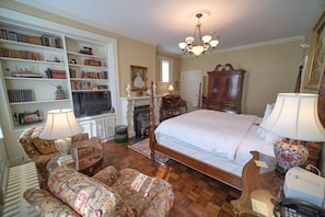 The MacIntosh Suite | Premium bedding, individually decorated, desk, laptop workspace - The Inn on Negley (Pittsburgh)