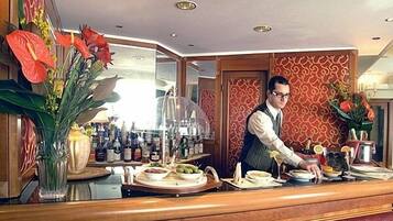 Bar (trong khuôn viên)