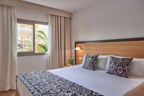 خزنة داخل الغرفة ومكتب وستائر تعتيم وأسرّة أطفال/رضّع