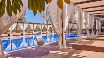 Indoor pool, 4 outdoor pools, pool umbrellas, pool loungers