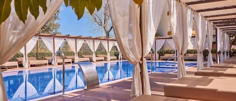 Indoor pool, 4 outdoor pools, pool umbrellas, pool loungers