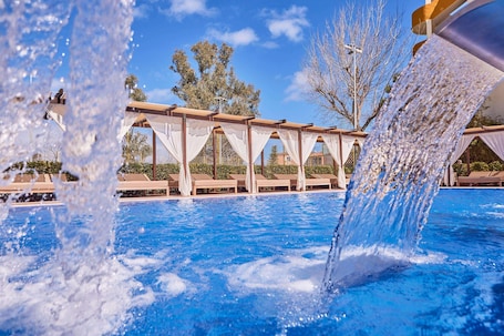 Innenpool, 4 Außenpools, Sonnenschirme, Liegestühle. Zafiro Tropic