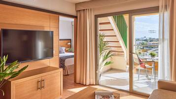 Caja de seguridad en la habitación, escritorio y cortinas blackout