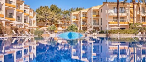 Indoor pool, 4 outdoor pools, pool umbrellas, pool loungers