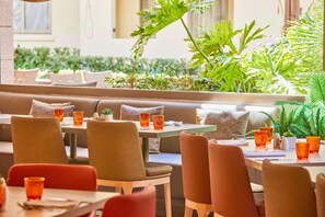 2 restauranter: frokost, lunsj og middag serveres