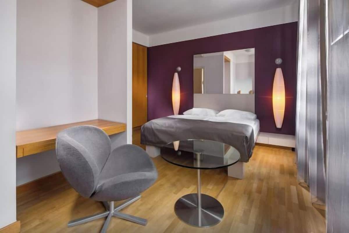 1 bedroom, in-room safe, desk, iron/ironing board