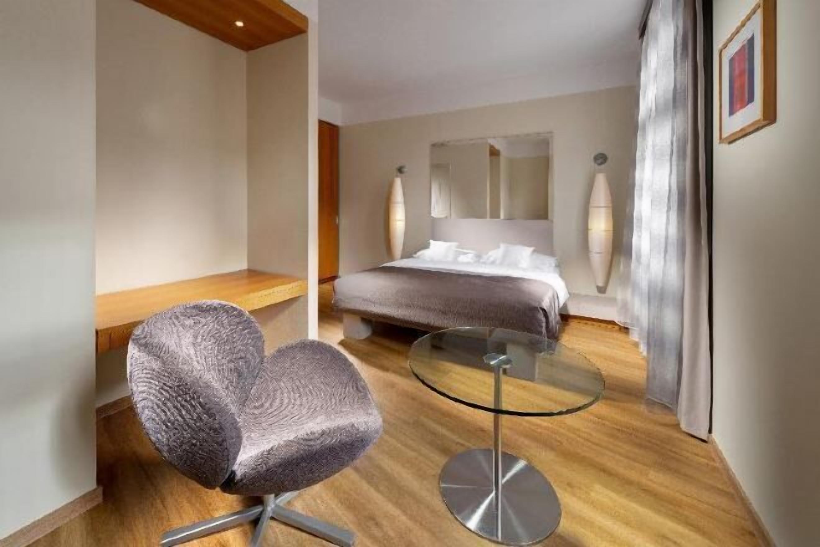 Caja fuerte, escritorio, tabla de planchar con plancha y wifi gratis