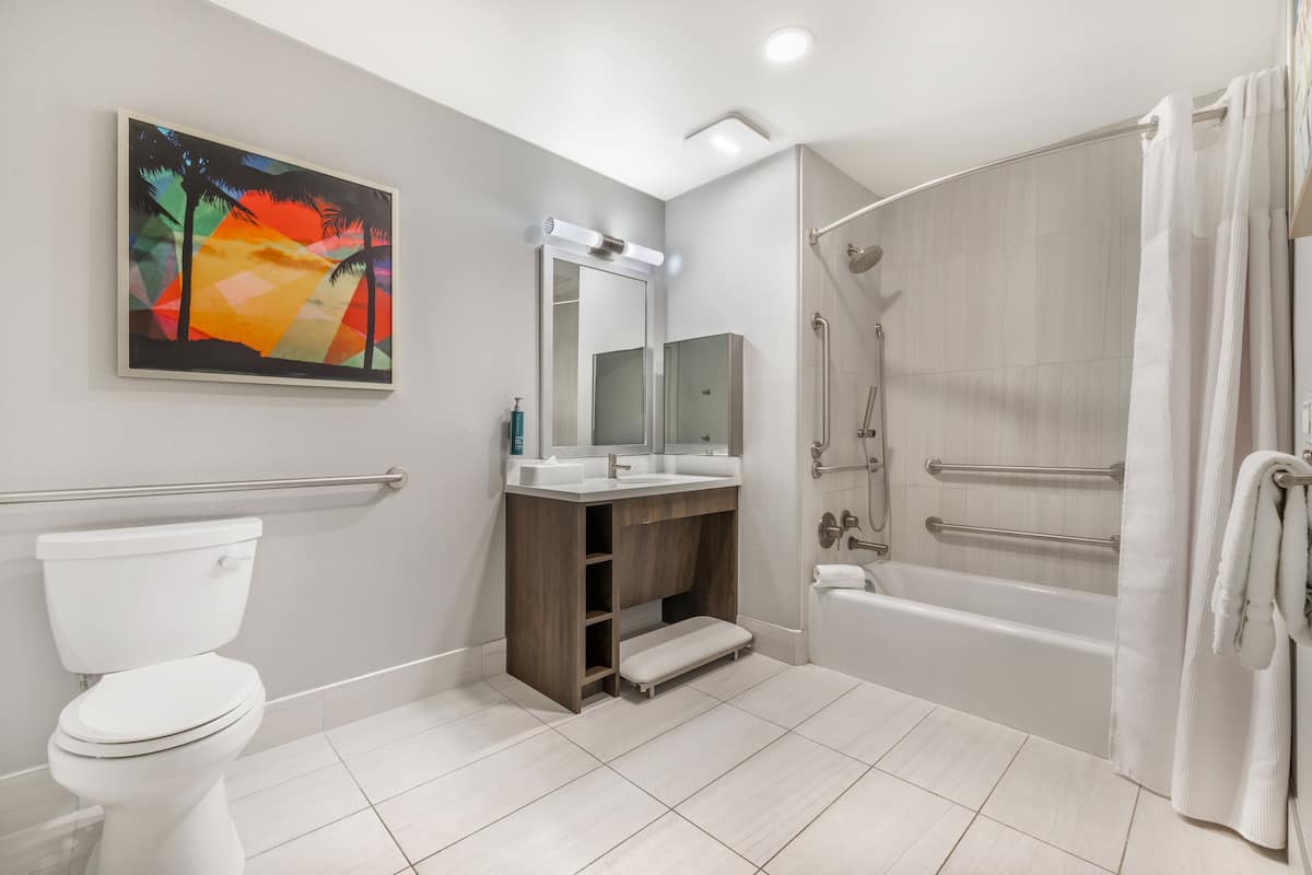 Gratis toiletartikelen, een haardroger, handdoeken