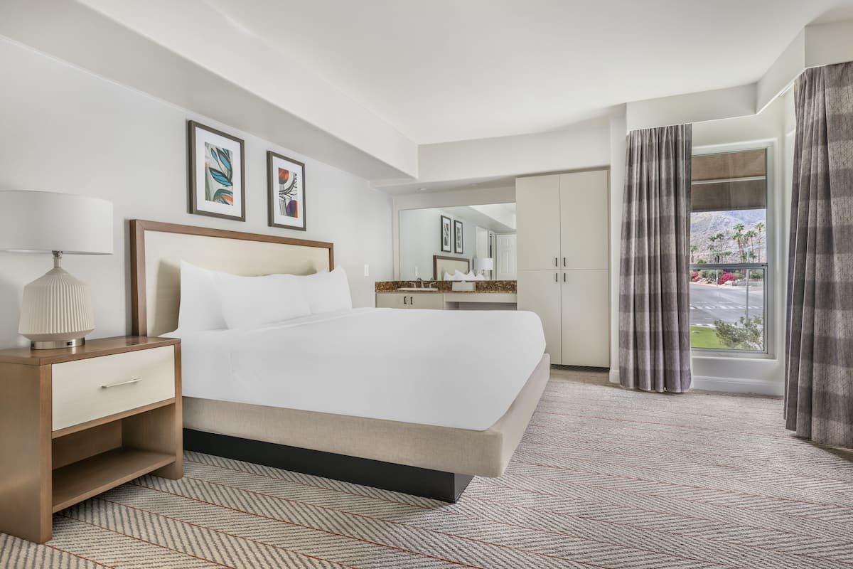 Luxe beddengoed, een kluis op de kamer, een bureau