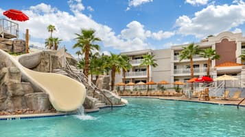 2 piscinas al aire libre, sombrillas, sillones reclinables de piscina