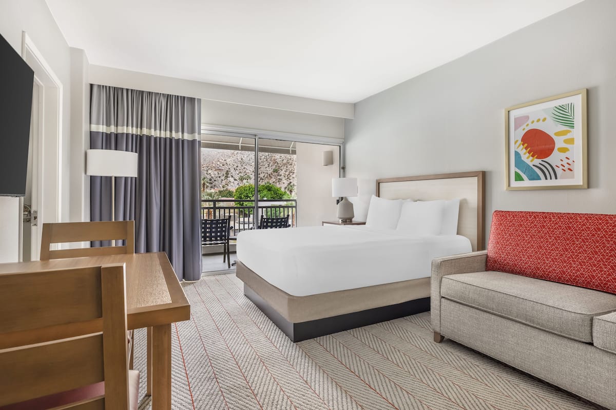 Luxe beddengoed, een kluis op de kamer, een bureau