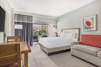 Premium bedding, in-room safe, desk, iron/ironing board at Hilton Vacation Club Palm Canyon Palm Springs