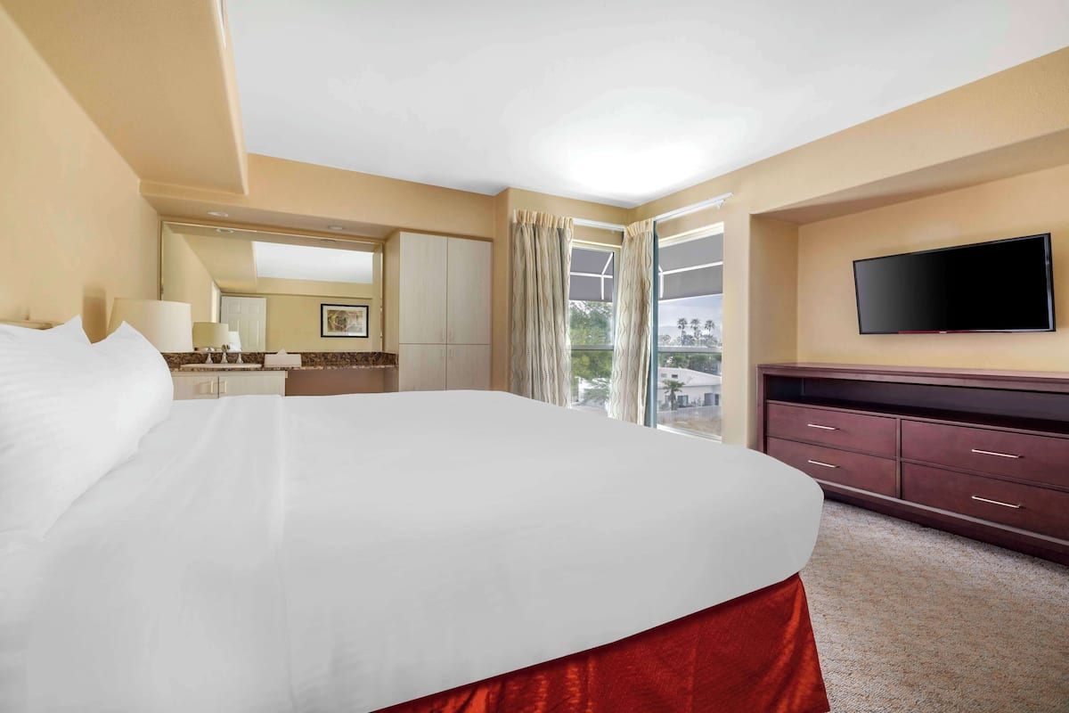 1 bedroom, premium bedding, in-room safe, desk