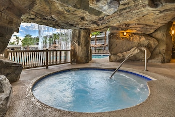 Outdoor spa tub at Hilton Vacation Club Palm Canyon Palm Springs