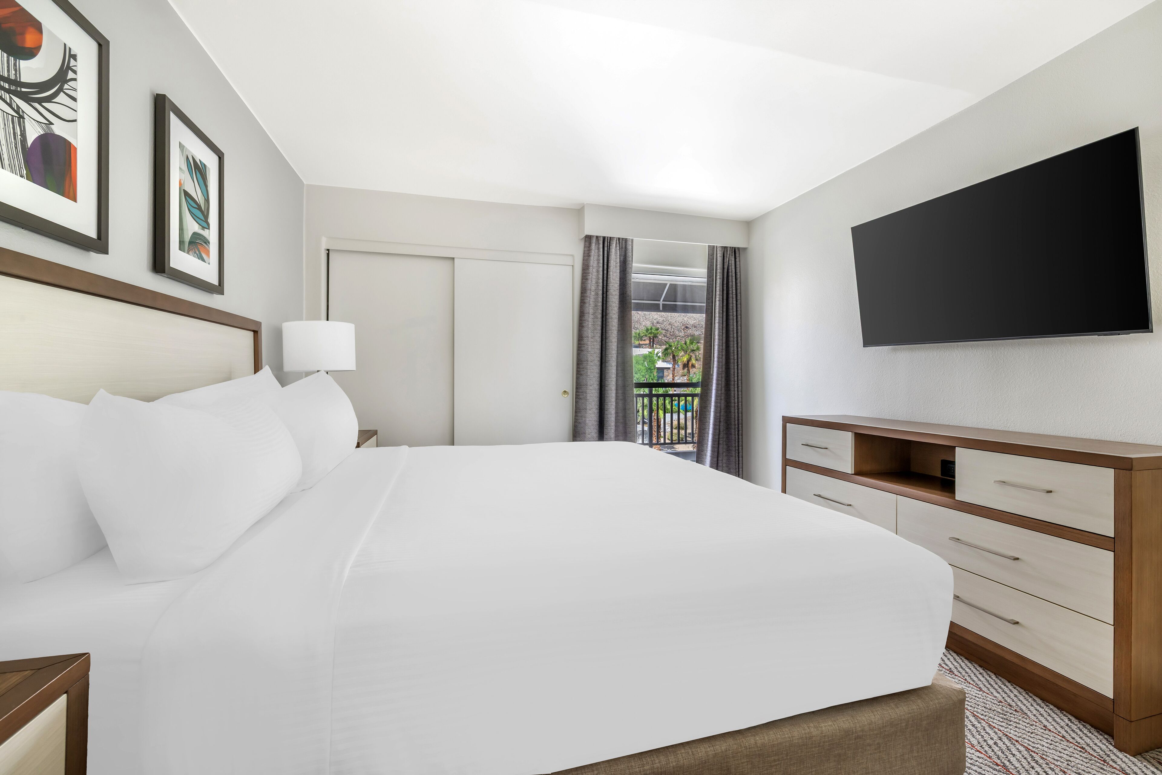 Luxe beddengoed, een kluis op de kamer, een bureau