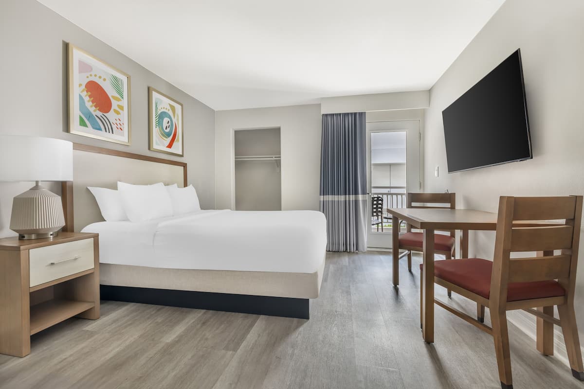 Luxe beddengoed, een kluis op de kamer, een bureau