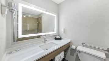 Room, 1 King Bed, Accessible, Non Smoking (Efficiency) | Bathroom | Hair dryer, towels, soap, shampoo