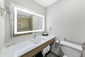 Zimmer, 1 King-Bett, barrierefrei, Nichtraucher (Efficiency) | Badezimmer | Haartrockner, Handtücher, Seife, Shampoo