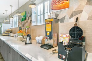 Tägliches inbegriffenes kontinentales Frühstück
