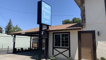 A Regency Inn with a clear sign, a covered entrance, and a stone facade.