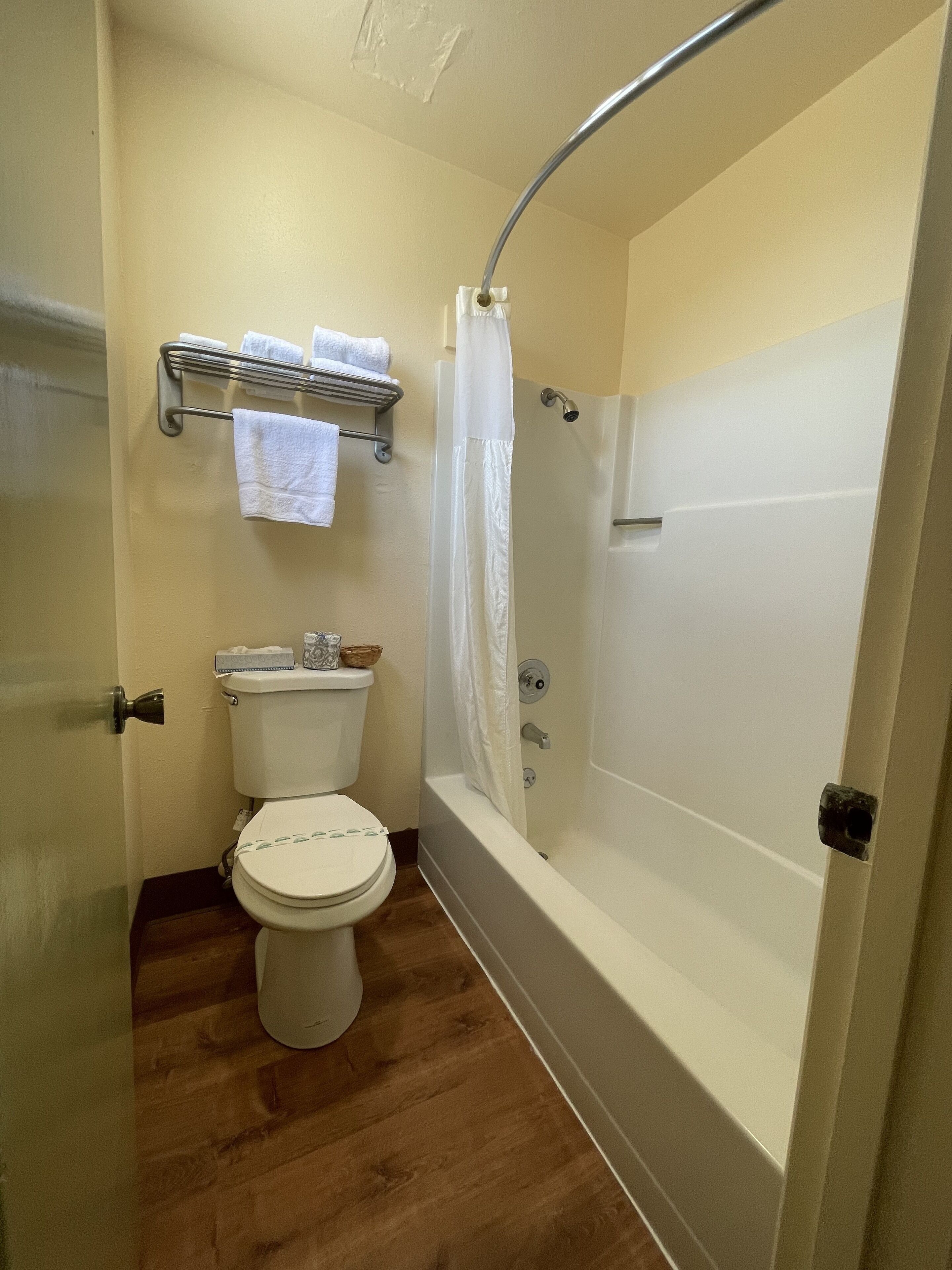 Standard Room | Bathroom