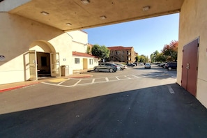 Exterior - California Inn & Suites Rancho Cordova - Sacramento (Rancho Cordova)