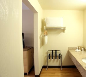 Desk, blackout curtains, iron/ironing board, free WiFi - California Inn & Suites Rancho Cordova - Sacramento (Rancho Cordova)