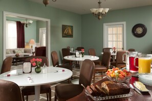 Gratis komplett frukost varje dag 