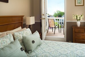 Chambre, 1 très grand lit, salle de bain privée | Literie hypoallergénique, fer et planche à repasser