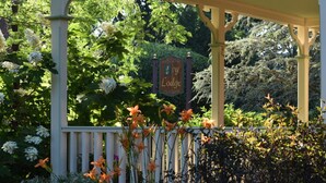 A garden with a sign reading "By Lodge." - Ivy Lodge Bed & Breakfast (Newport)