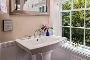 Habitación, 1 cama Queen size | Baño | Regadera, amenidades de baño gratuitas, secadora de cabello, batas