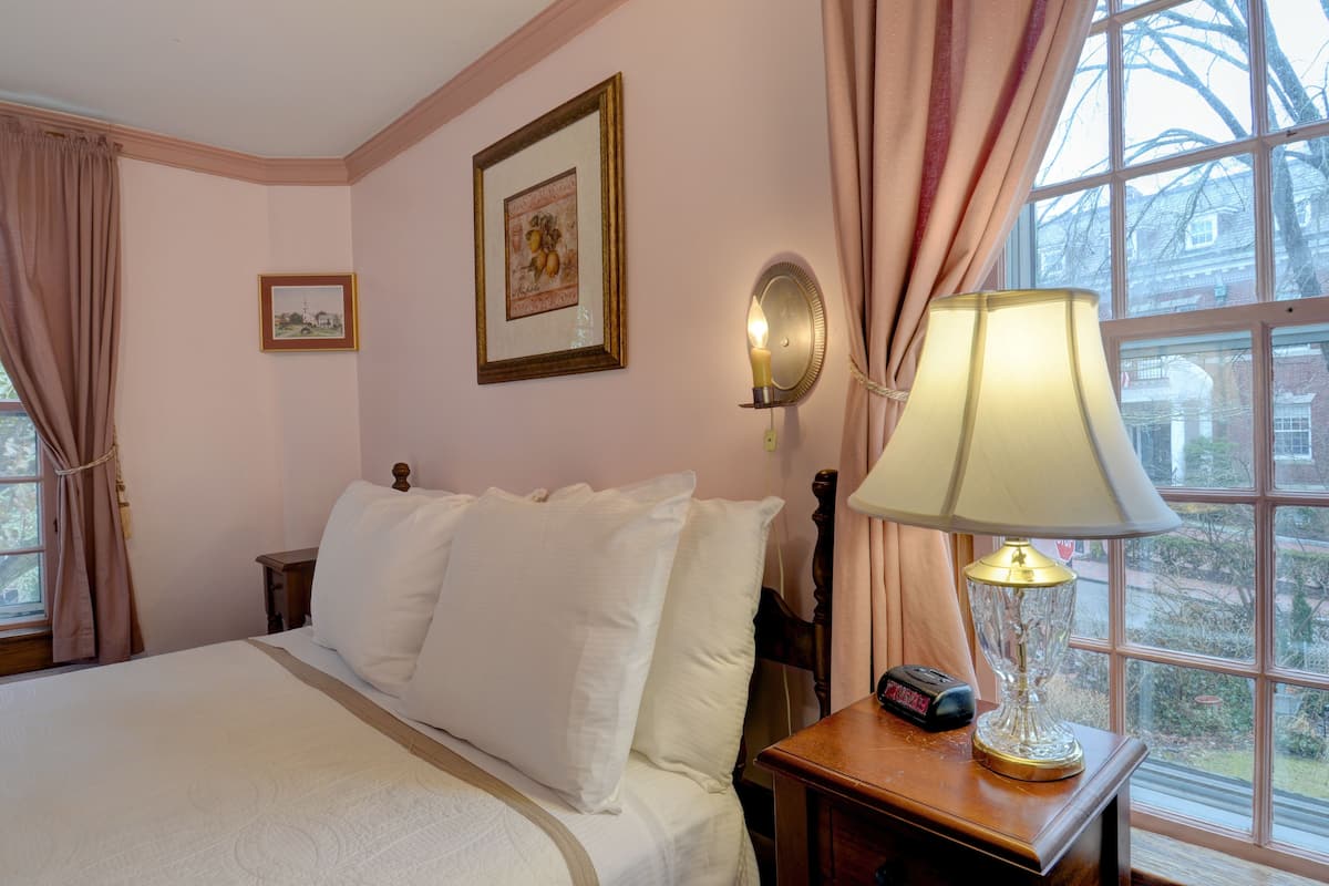 Standard Room, 1 Queen Bed | Frette Italian sheets, premium bedding, iron/ironing board, free WiFi