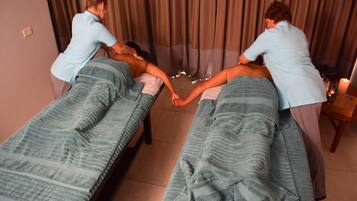 Behandelingskamers voor koppels, een bubbelbad, een stoombad