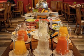 Termasuk sarapan penuh setiap hari 