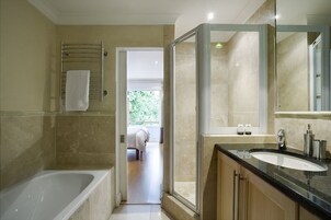 Apartamento clásico, 2 habitaciones | Baño | Ducha, artículos de higiene personal gratuitos y secador de pelo