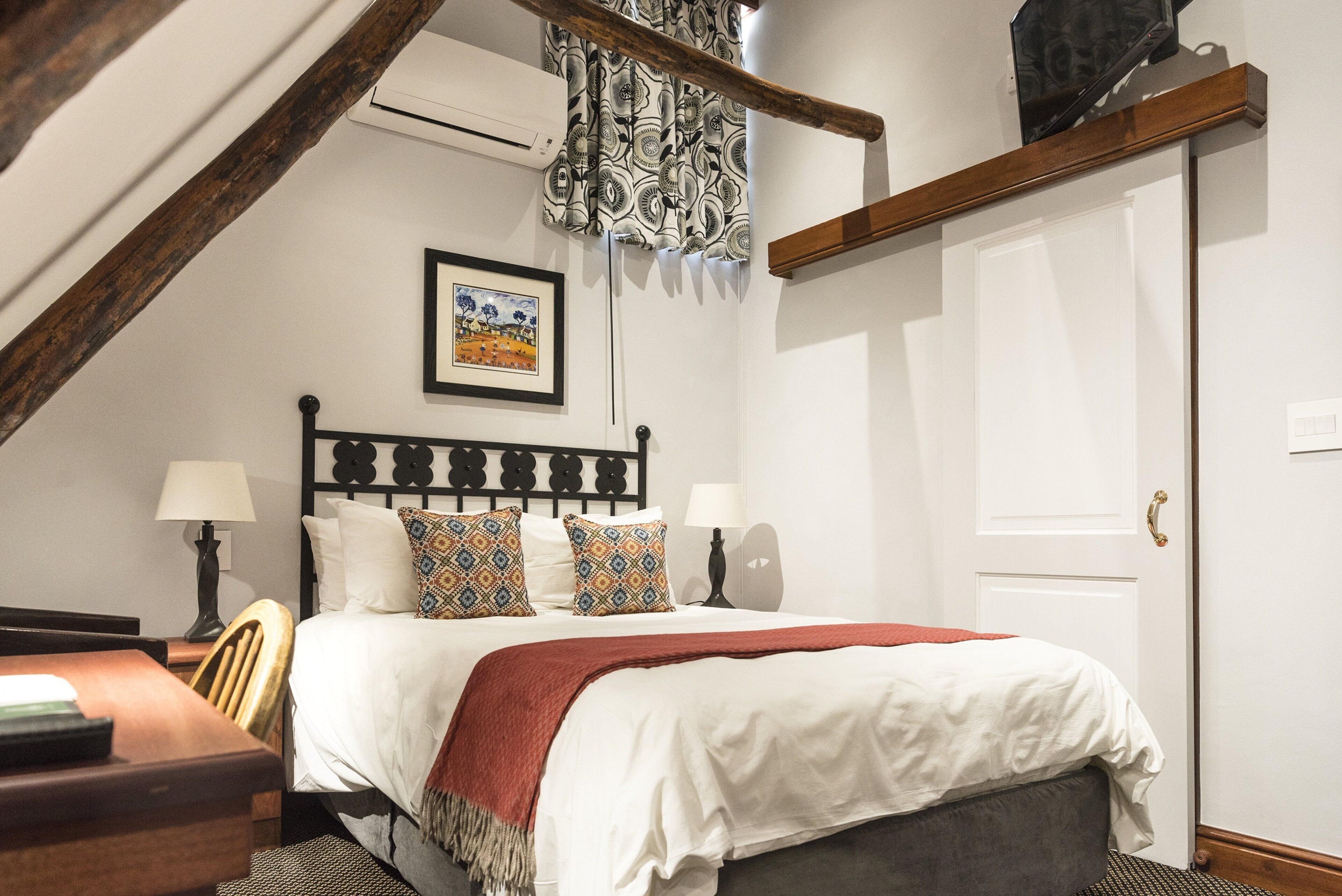 classic double room | in-room safe, individually decorated, individually furnished, desk