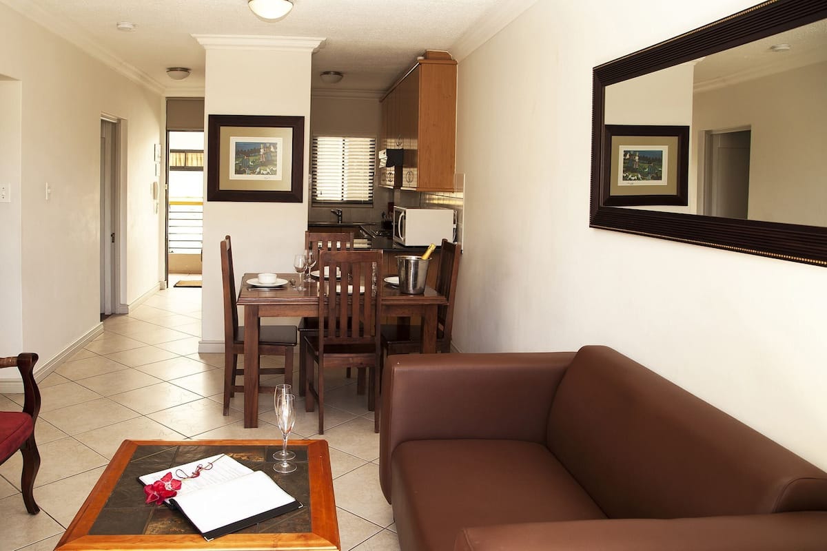 Departamento estándar, 2 habitaciones | Caja de seguridad en la habitación y decoración personalizada