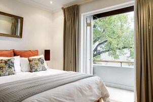 Luxury Two Bedroom Apartment  | 客房内保险箱、特色装修、特色家居、办公桌