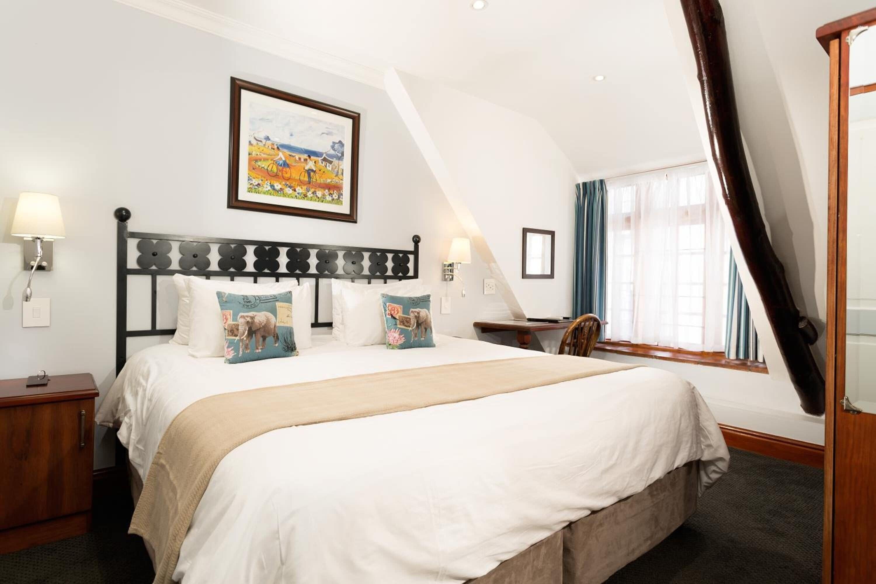 classic double room | in-room safe, individually decorated, individually furnished, desk