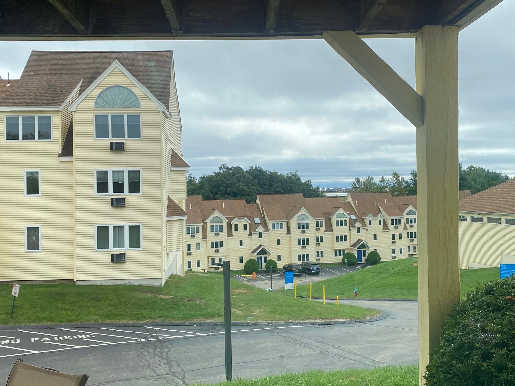 Ein mehrgeschossiges Gebäude mit flachem Dach und einem großen Erkerfenster im zweiten Obergeschoss.