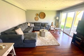 Departamento Confort, 2 habitaciones, para no fumadores, 2 baños | Área de sala de estar | Televisión de 32 pulgadas con canales por cable