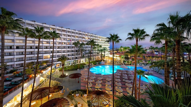 A hotel with a large pool surrounded by palm trees and lounge chairs. - Bull Eugenia Victoria & Spa (San Bartolomé de Tirajana)