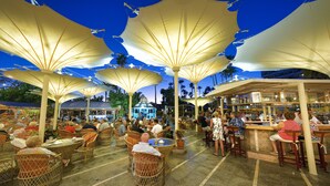 Bar tepi kolam renang