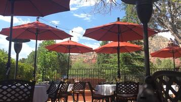 Der serveres morgenmad og brunch med udsigt til haven