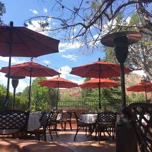 Breakfast and brunch served, garden views - Casa Sedona Inn - Adults Only (Sedona)