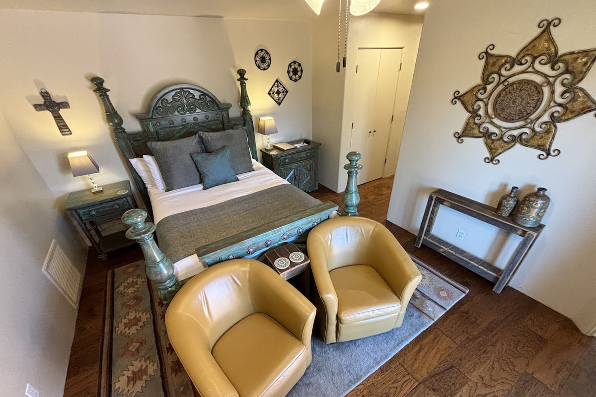 Standard Room, 1 Queen Bed, Mountain View (Sunlit Dreams)