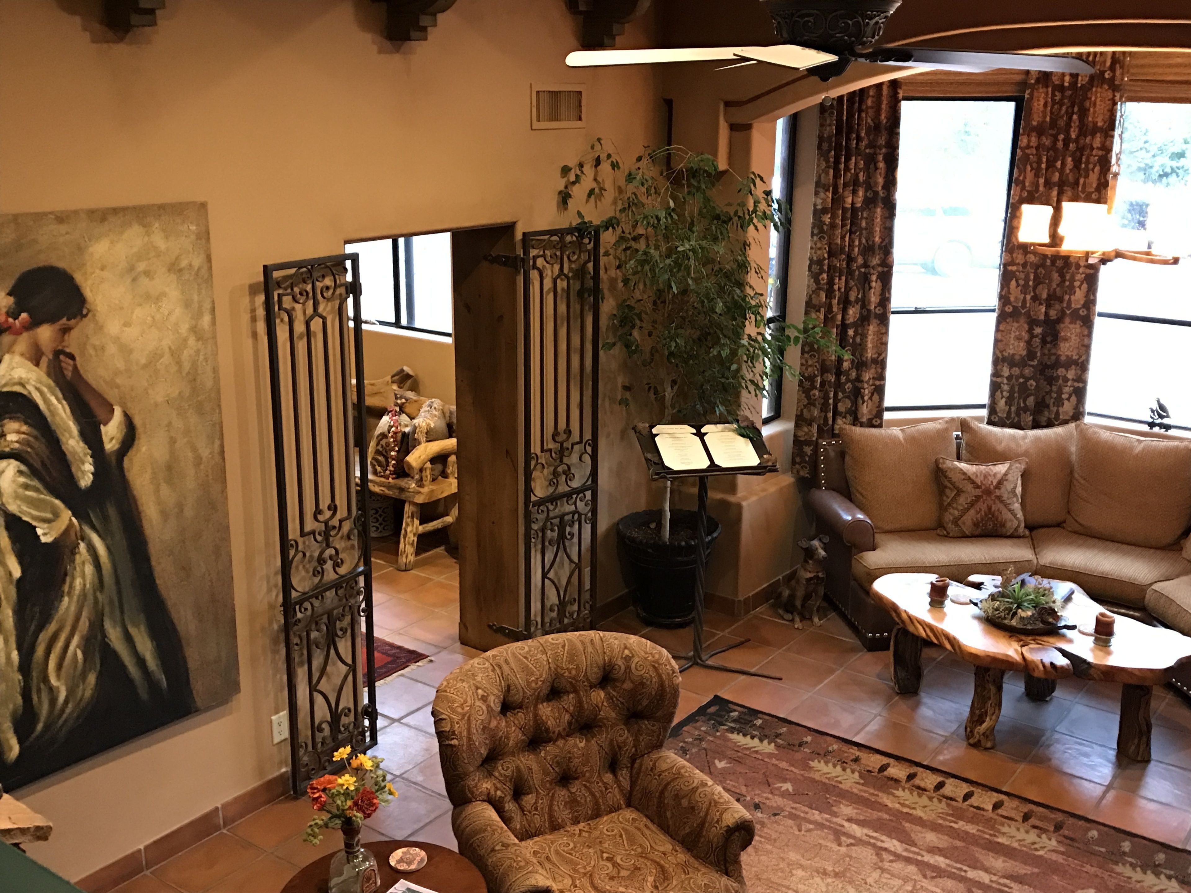 Ein gemütliches Wohnzimmer mit einem großen Gemälde, einem Sofa, einem Couchtisch und einer Topfpflanze.