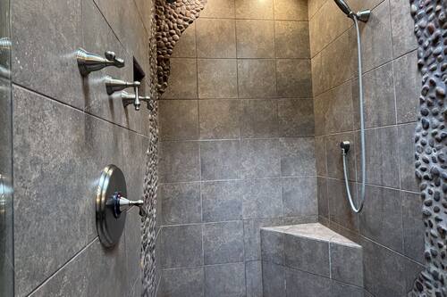 Deluxe Room, 1 King Bed (Copper Canyon) | Bathroom shower