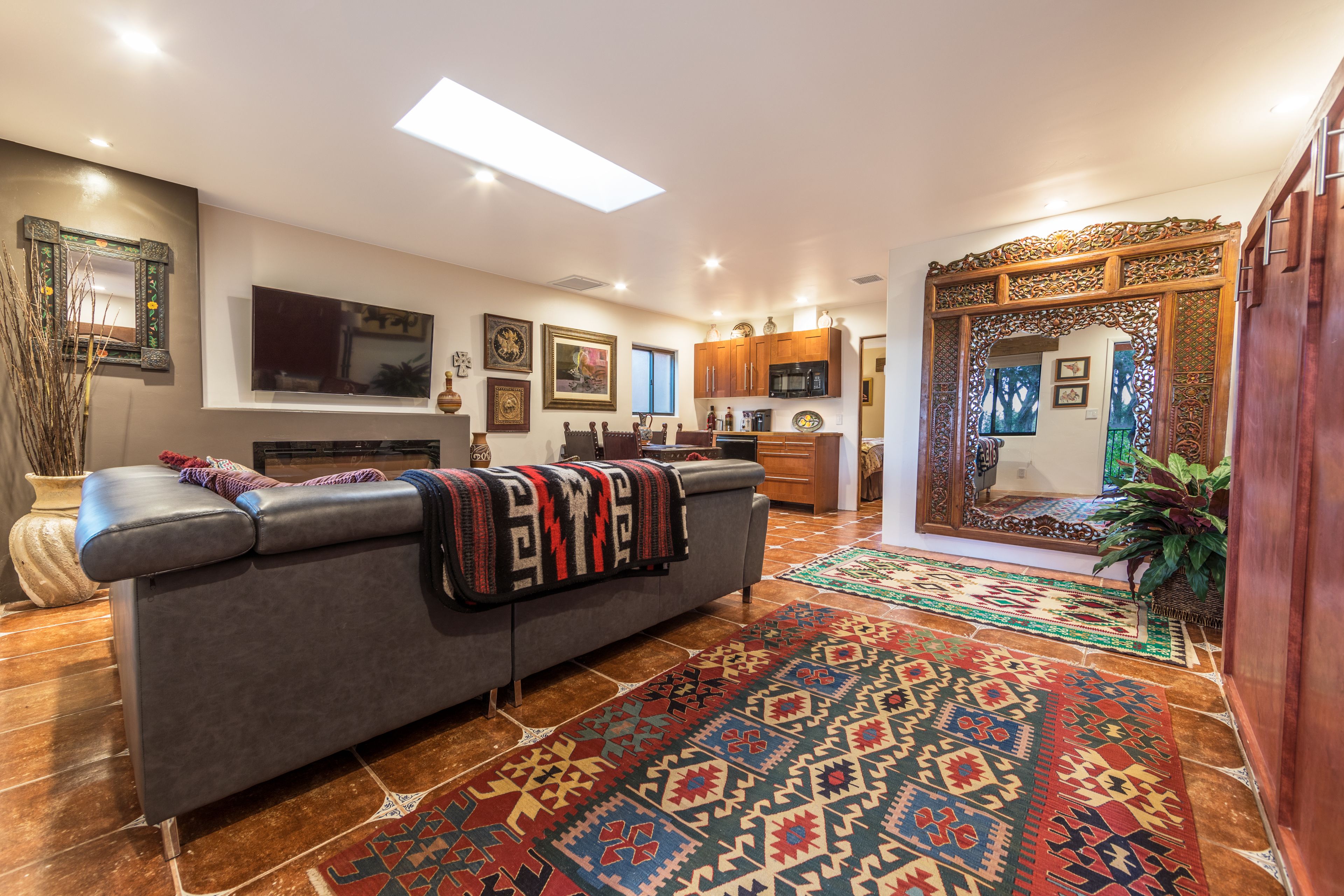 classic suite, 1 bedroom | living room | fireplace, ipod dock